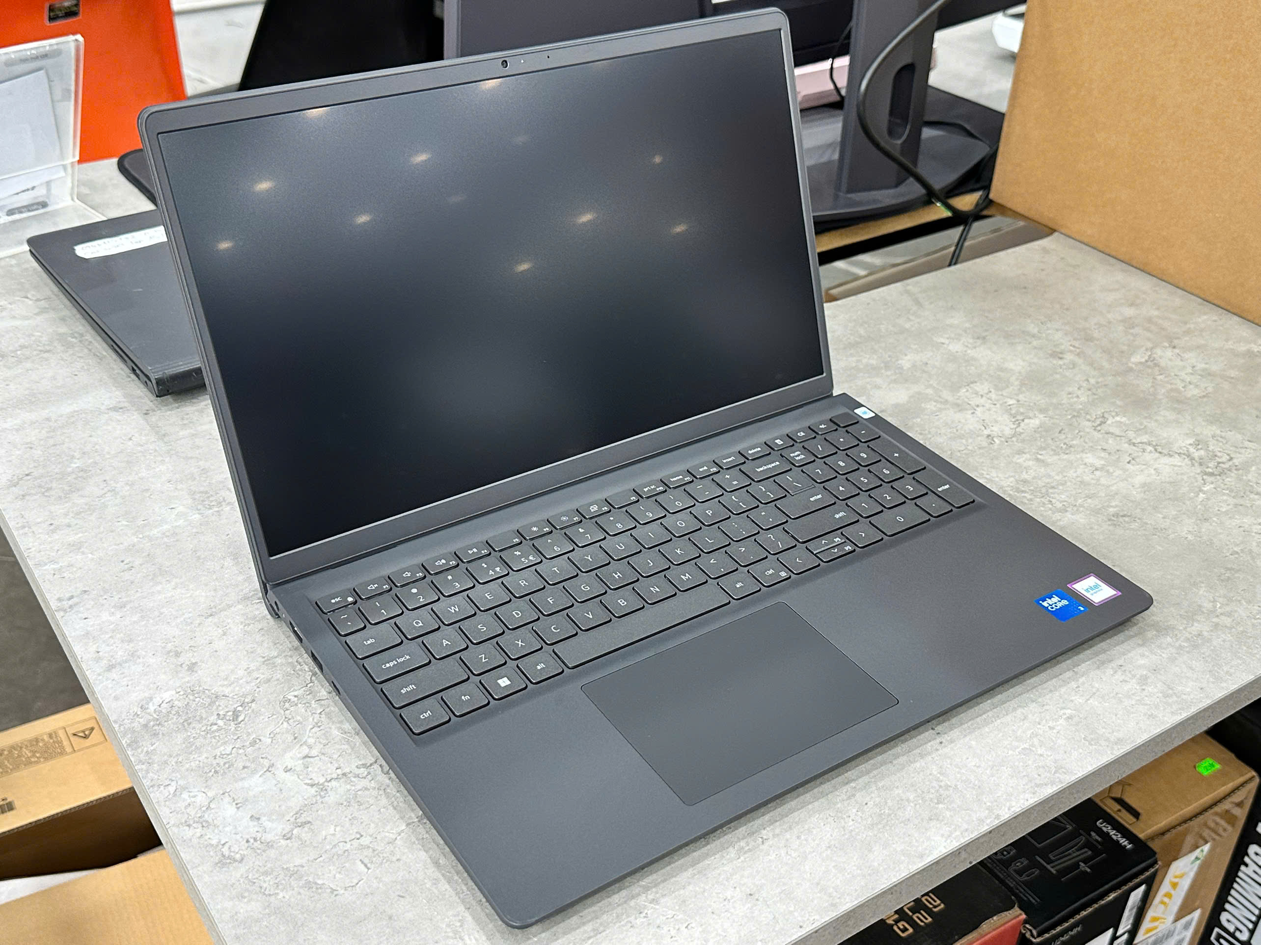 Laptop Dell Pro 15 Essential  PV15250 CORE 3-100U/8GB/512GB PCIE/15.6 FHD/WIN11/ĐEN