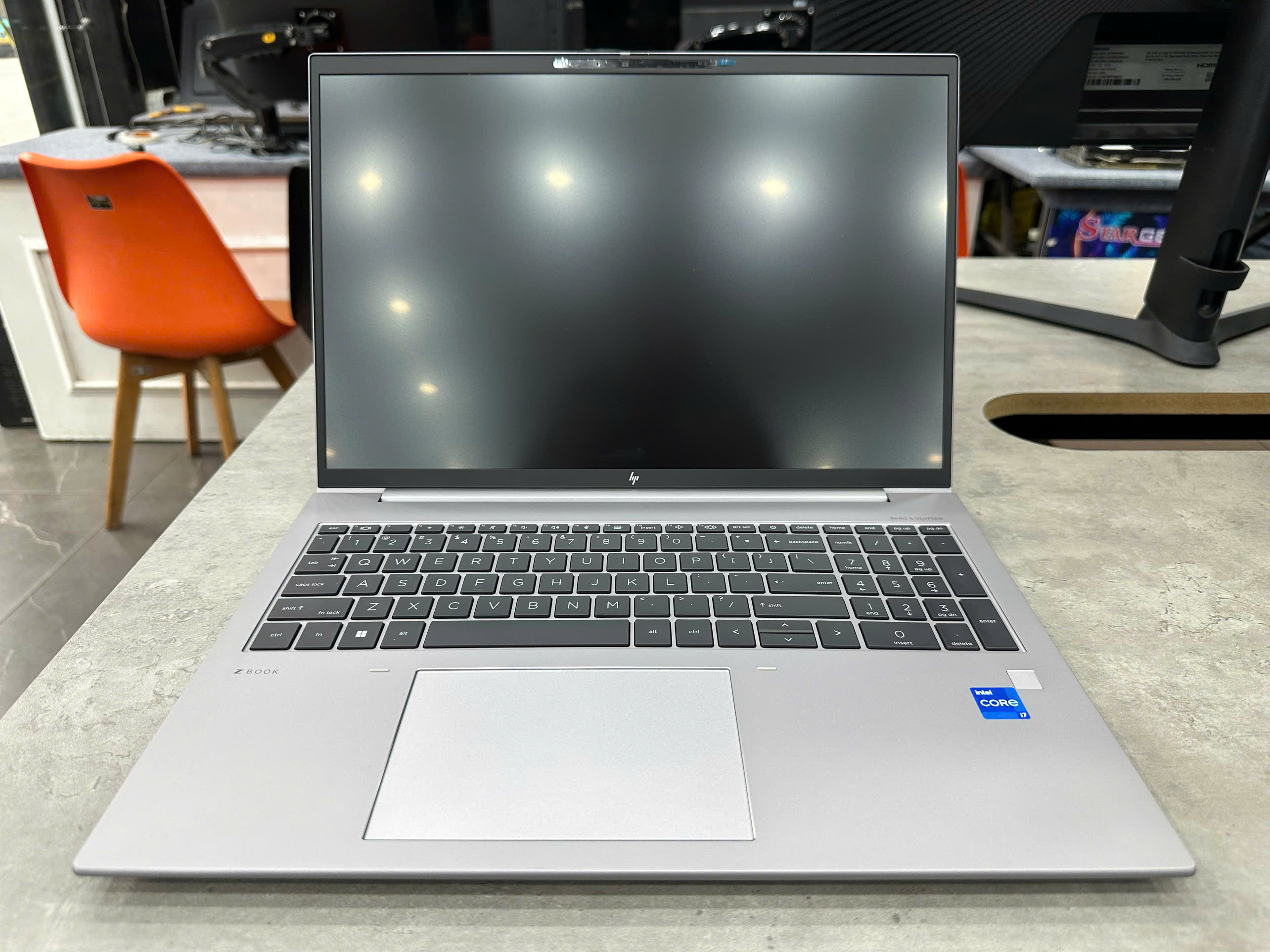 HP ZBook Firefly 16G10 i7 1370P Ram 16G SSD 512G Full HD